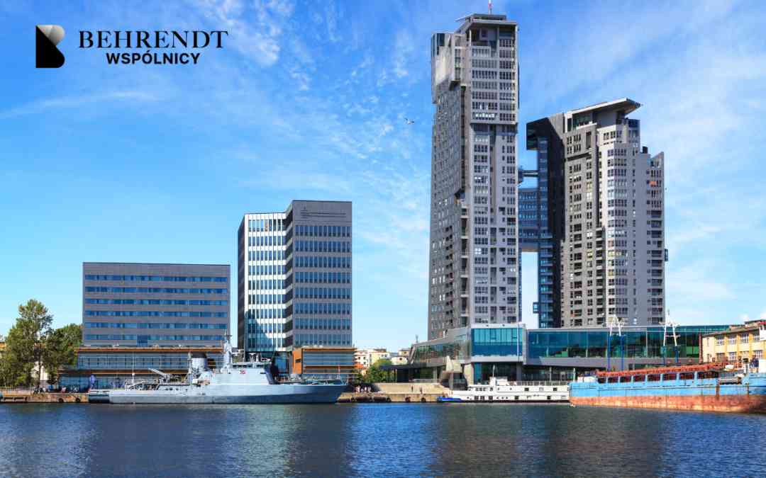 Panoramę Gdyni, z widokiem na nowoczesne, wysokie budynki Sea Towers i inne biurowce, nad wodą, przy której zacumowane są statki