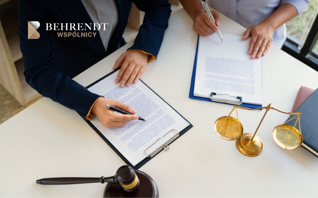 Frankowicze podpisują dokumenty w kancelarii prawnej.