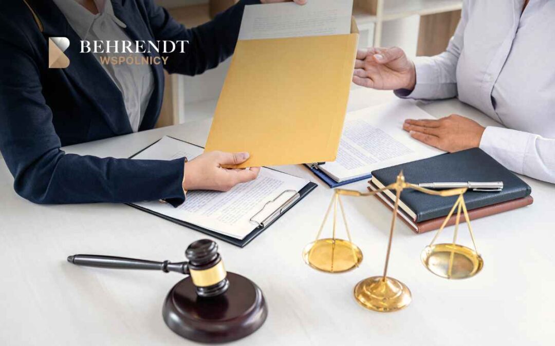 Frankowicz konsultujący dokumenty z prawnikiem