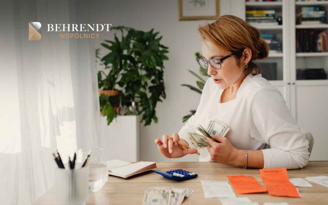 Kobieta sprawdzająca rozliczenie z bankiem przy biurku