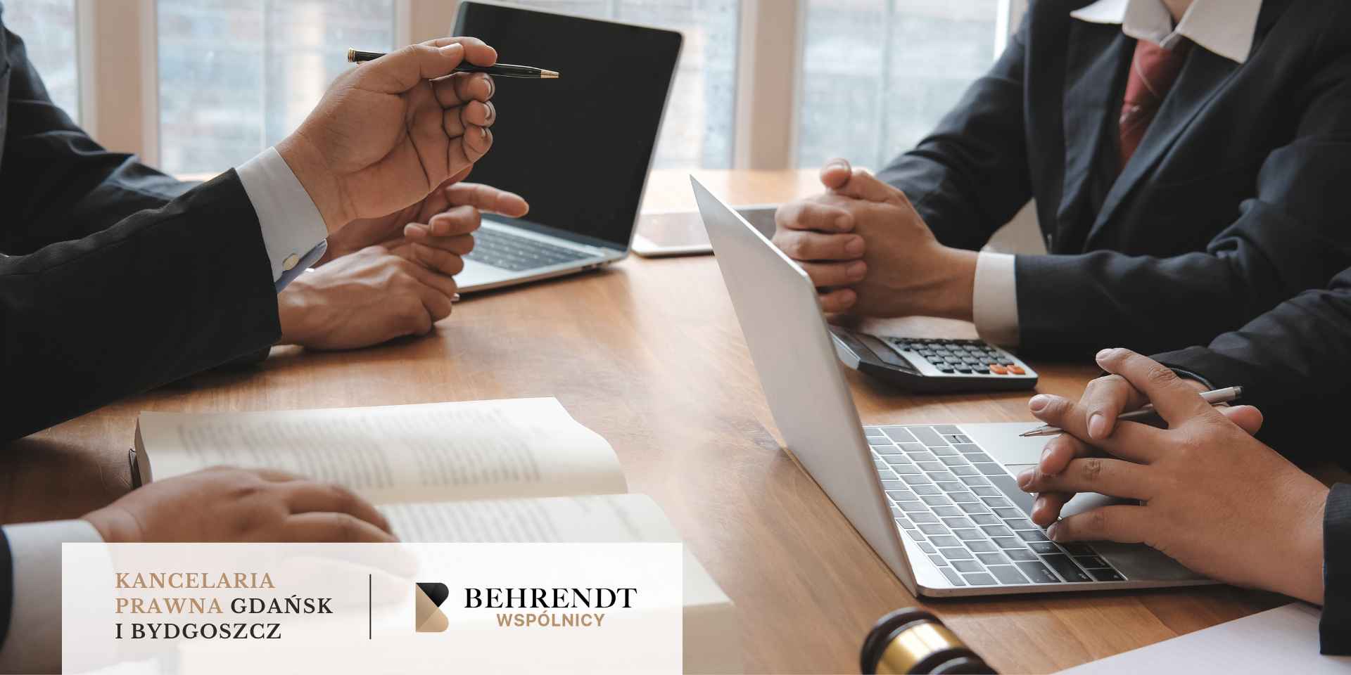 Konsultacja frankowiczów z prawnikiem w kancelarii