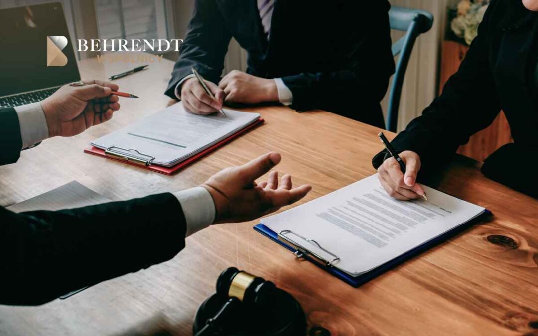 Młoda para podpisuje umowę kredytową w banku