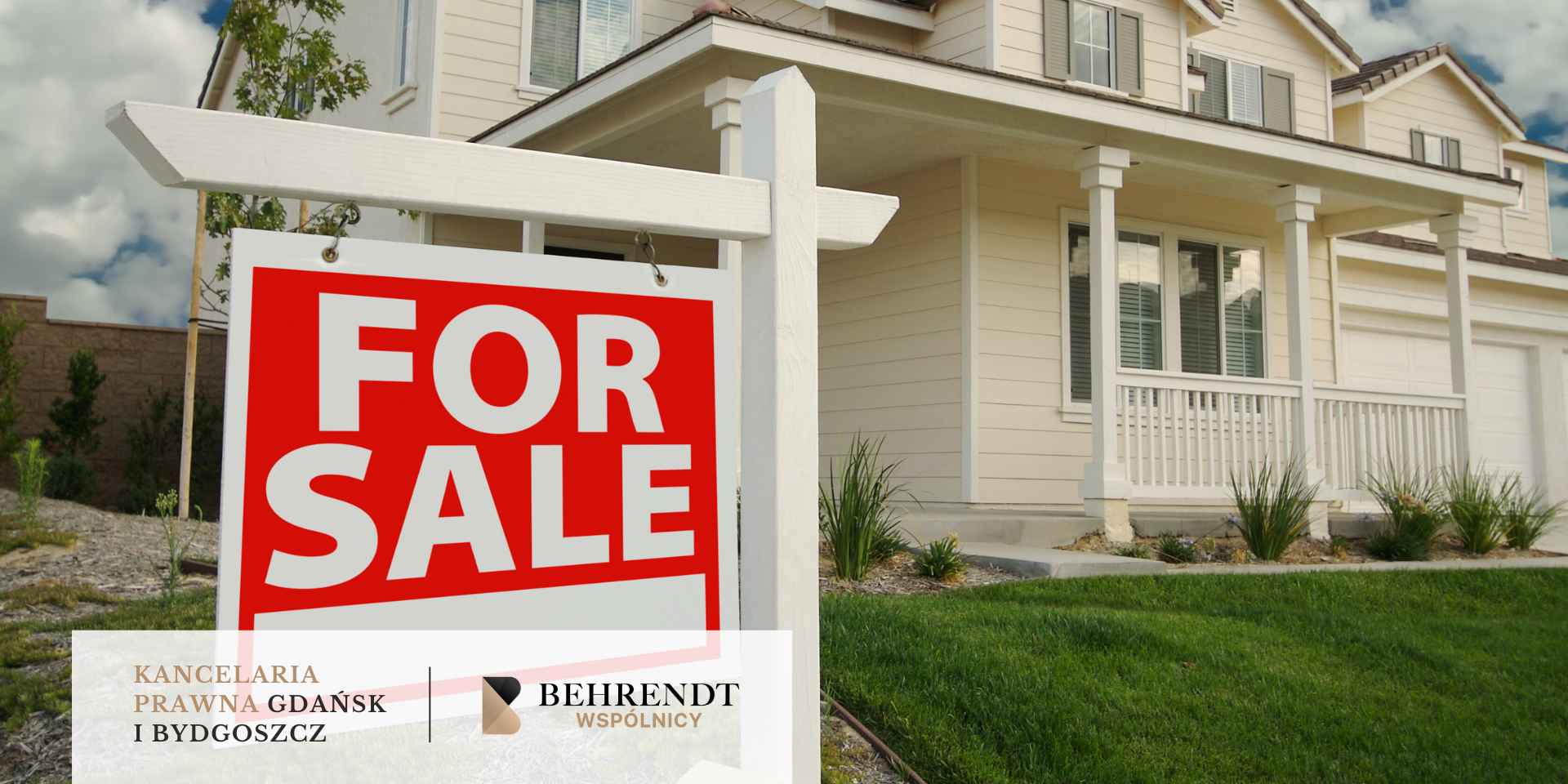 Dom z banerem „na sprzedaż”
