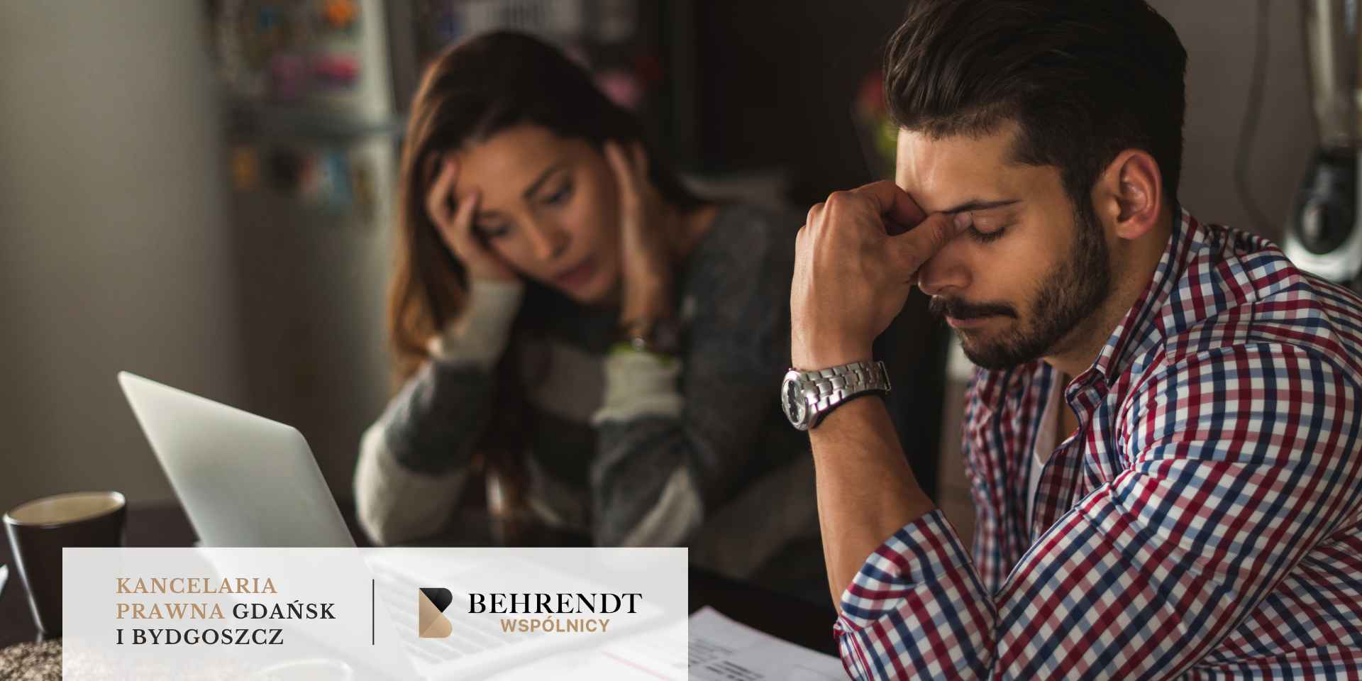 Rodzina siedzi zatroskana przy stole z dokumentami kredytowymi