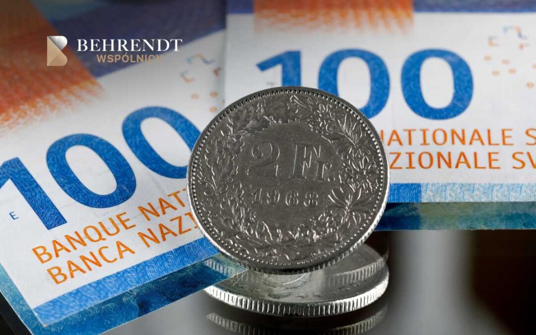 Banknoty i moneta franka szwajcarskiego leżące na stole