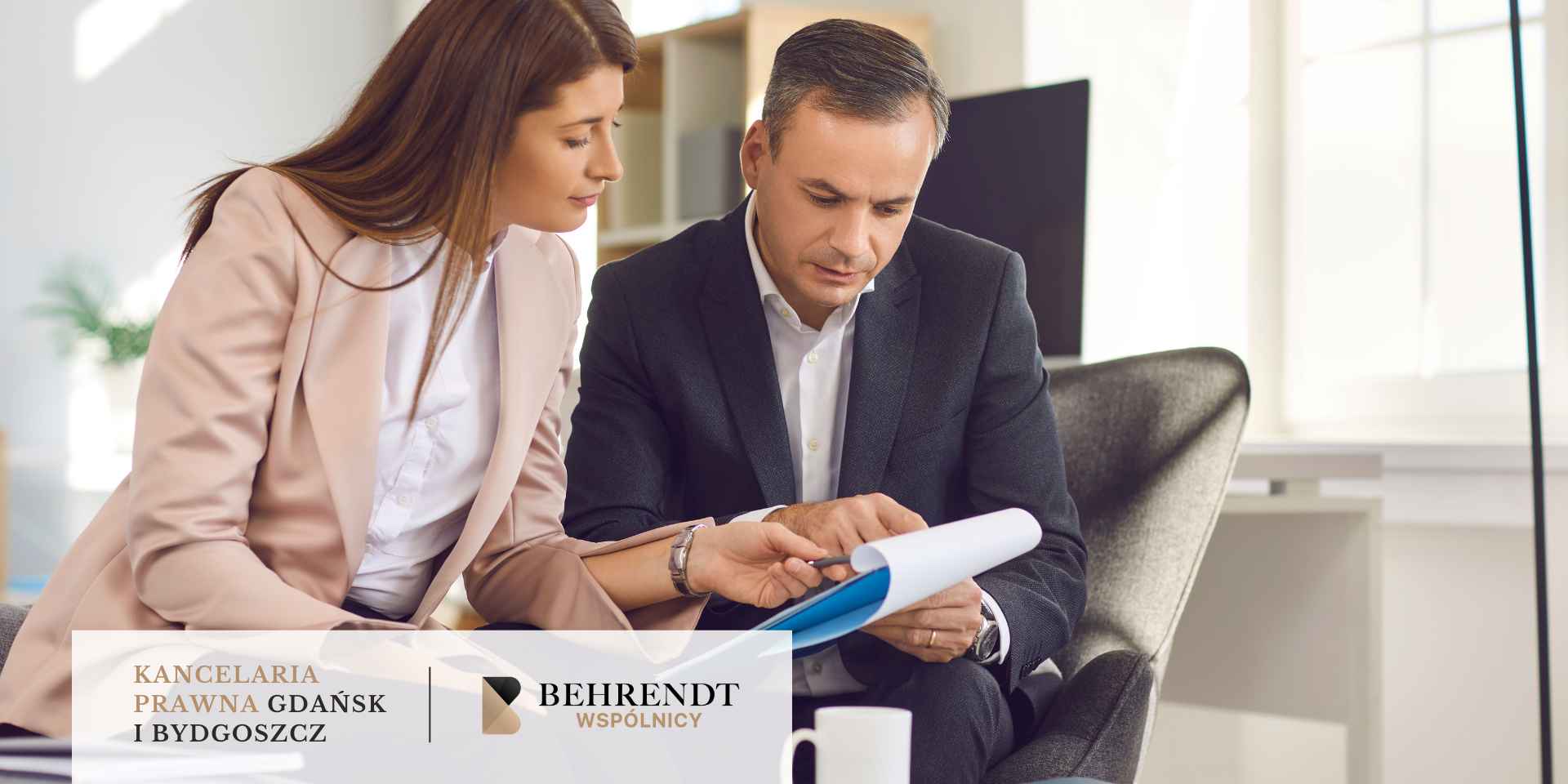 Kobieta rozmawiająca z prawnikiem o sprawie frankowej