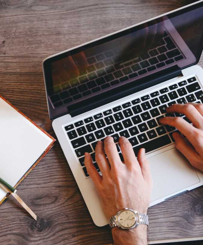 Kredytobiorca piszący po klawiaturze laptopa