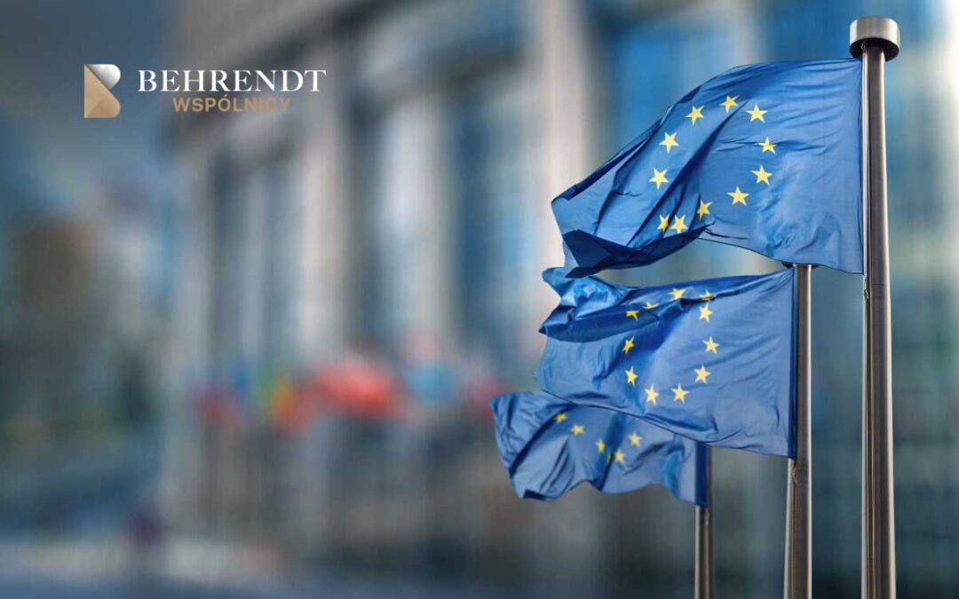 Trzy flagi Unii Europejskiej na tle Trybunału Sprawiedliwości UE