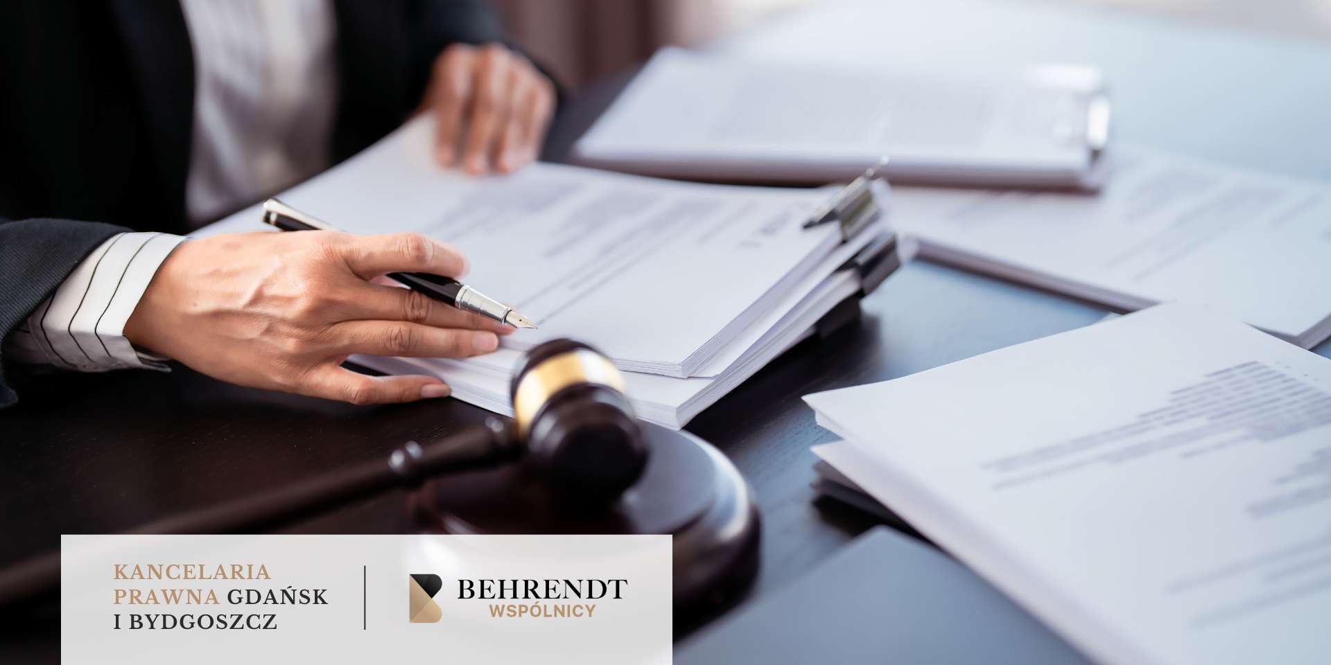 Sędzia analizuje umowę frankową, na stole widoczny młotek sędziowski w tle