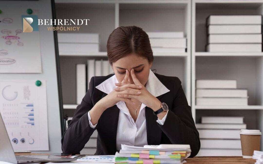 Zmartwiony frankowicz analizuje stertę dokumentów kredytu frankowego