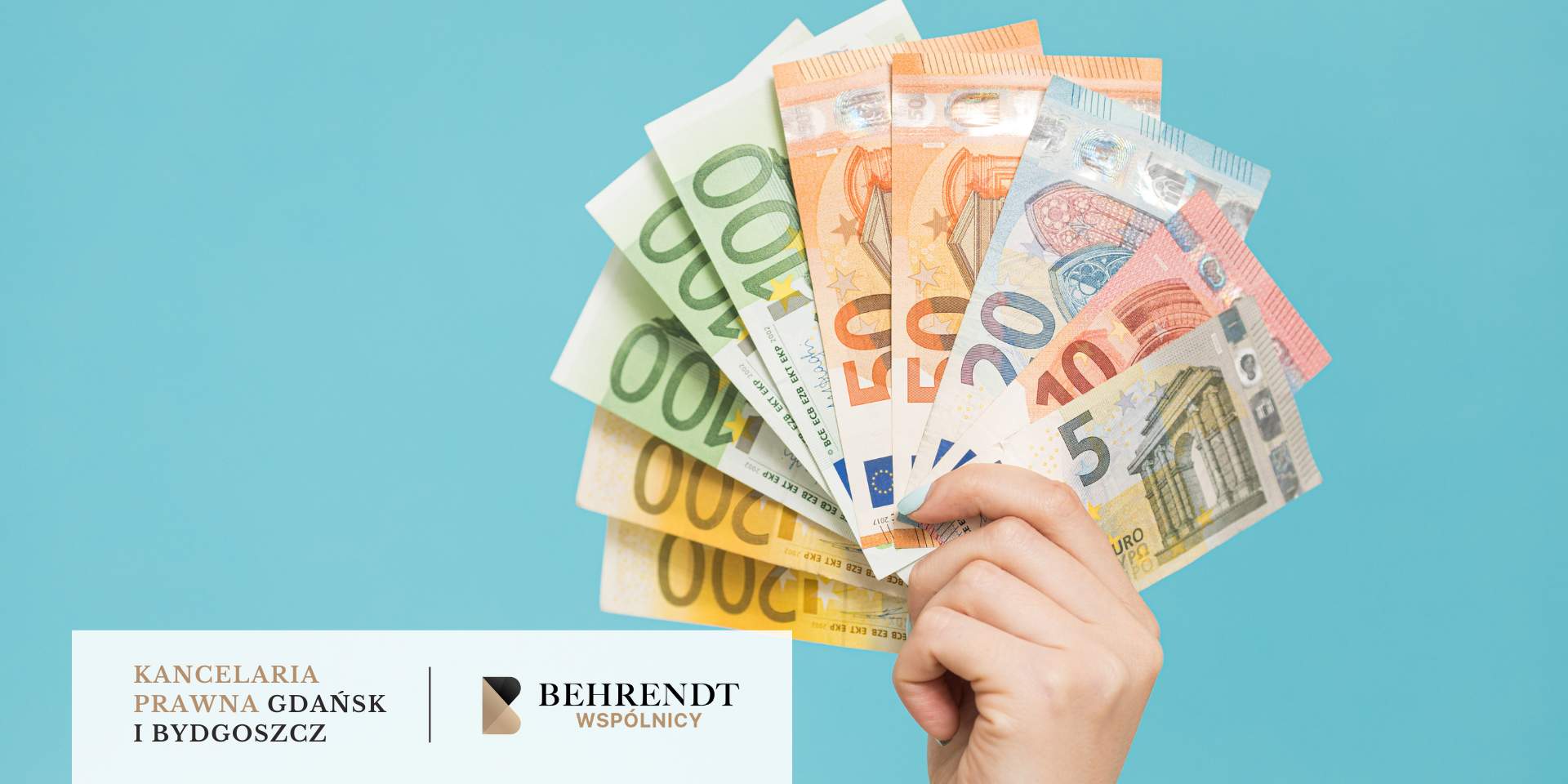 Dłoń trzymająca plik banknotów euro w różnych nominałach na tle niebieskiej ściany - ilustracja kredytu w euro