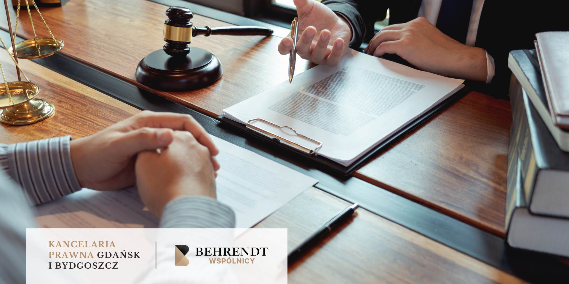 Frankowicz i prawnik w kancelarii, siedzący naprzeciwko siebie, analizujący umowę frankową