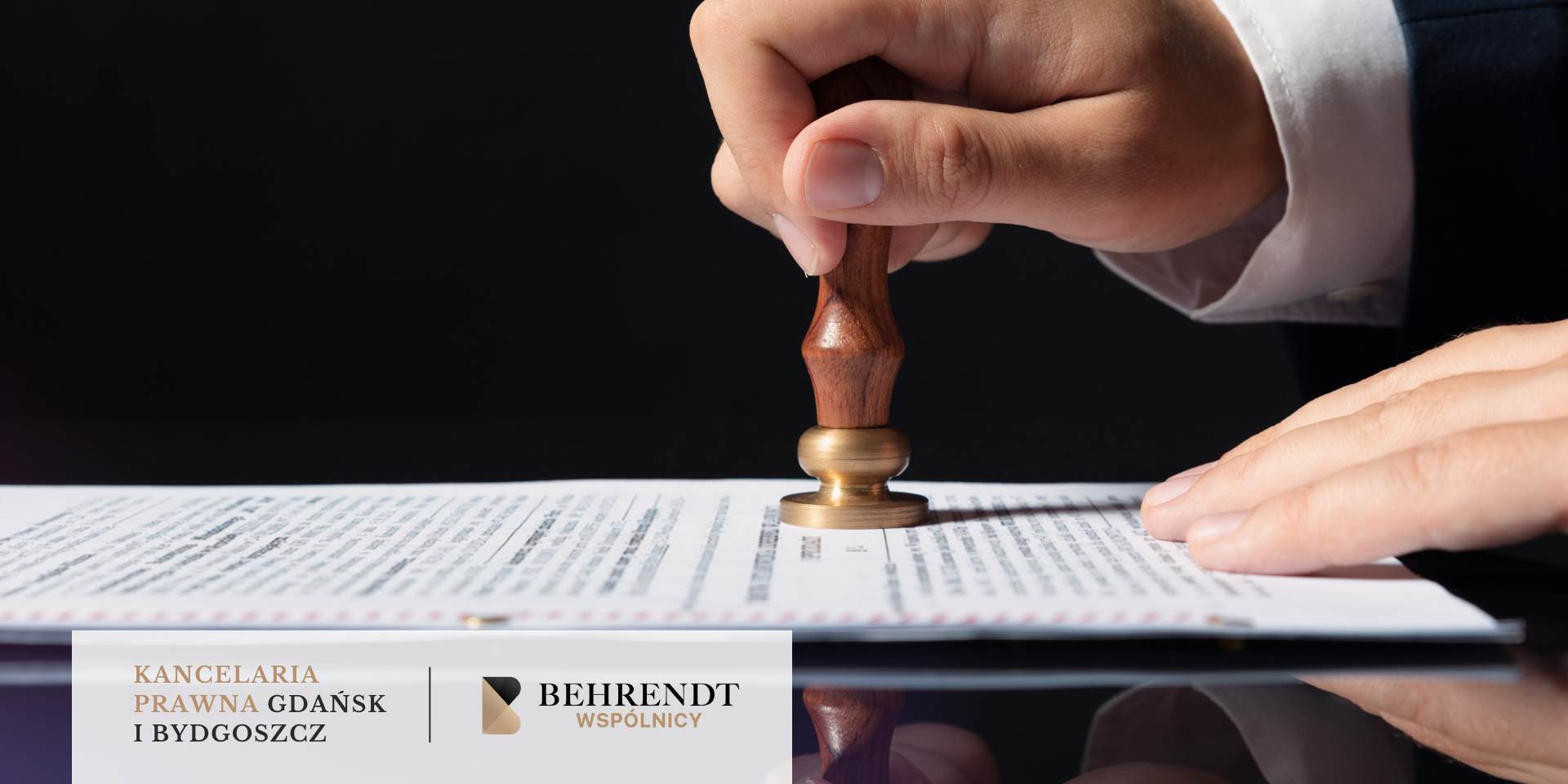 Dłoń trzymająca pieczęć, zatwierdzająca ustawę frankową