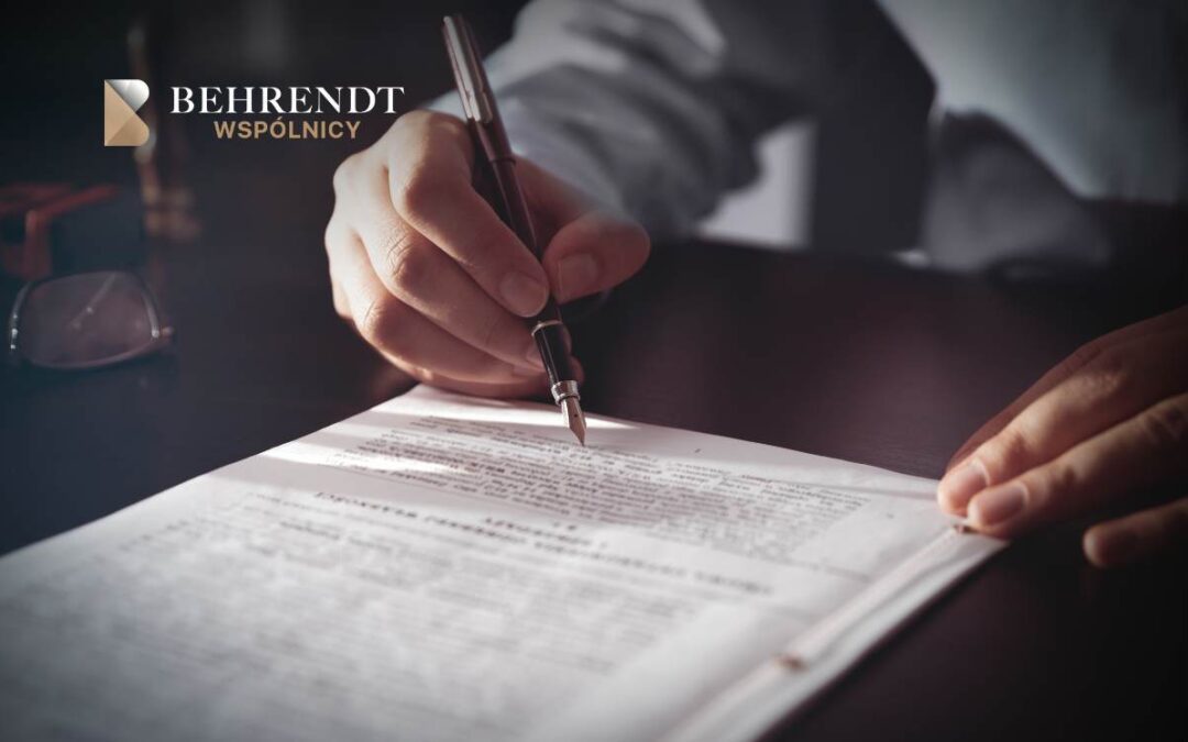 Dłoń z piórem podpisująca ustawę frankową