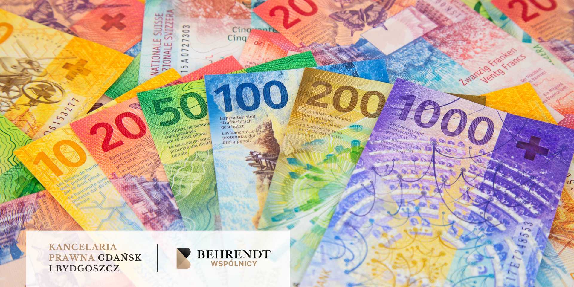 Banknoty franków szwajcarskich rozłożone na stole