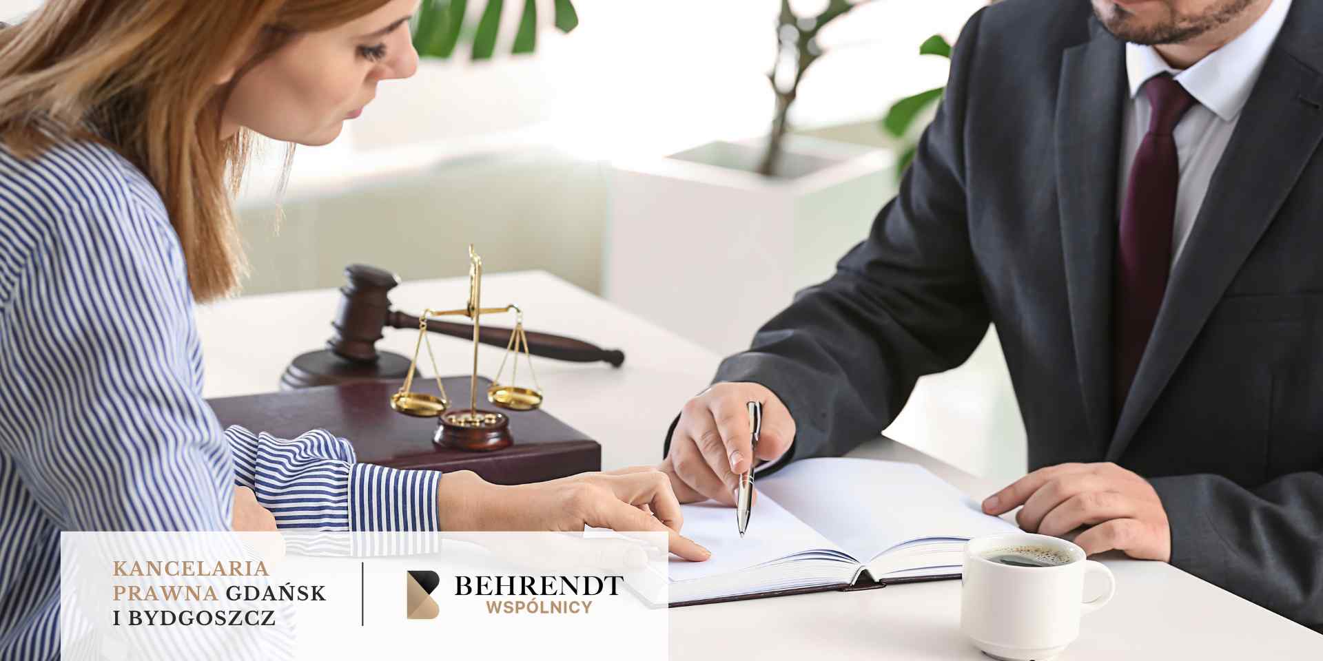 adwokat-rodzinny-gdansk-podzial-majatku <br />
Przy jasnym biurku siedzi kobieta i mężczyzna w garniturze, wskazujący długopisem na otwartą księgę, obok stoi waga szalkowa, filiżanka kawy i młotek sędziowski