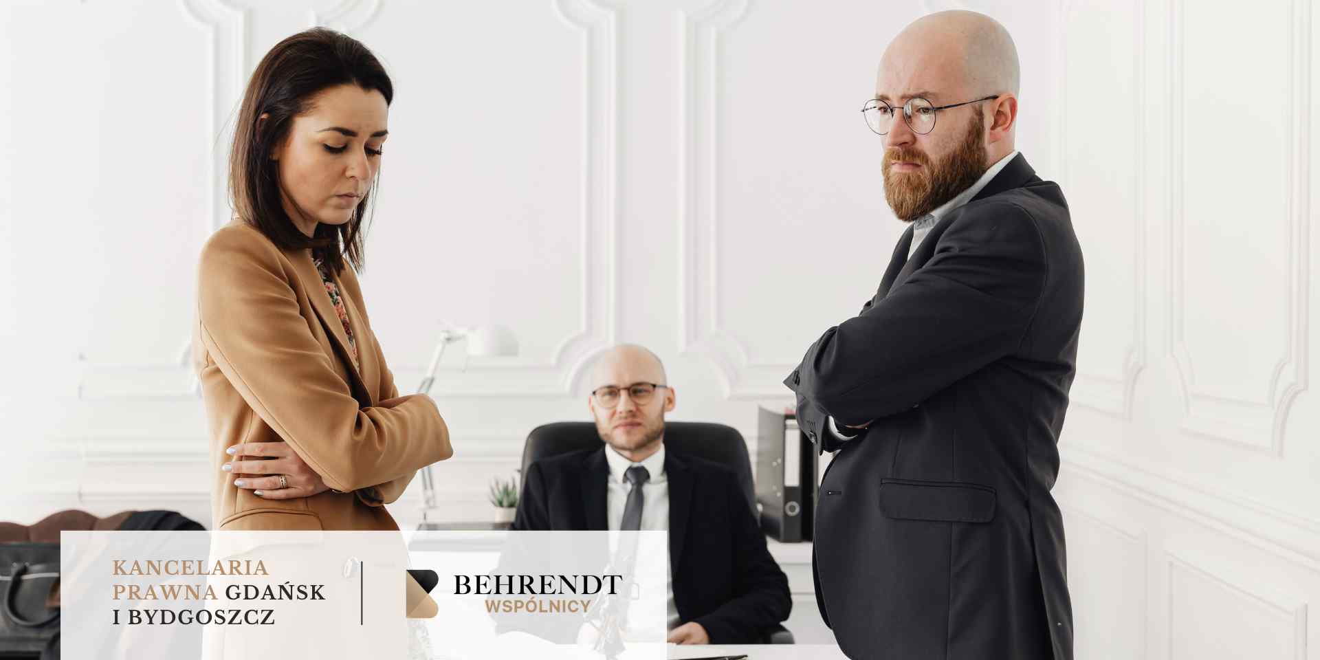 adwokat-rodzinny-gdansk-rozwod <br />
W gabinecie prawnika, z przodu stoją odwróceni do siebie kobieta i mężczyzna, oboje ze skrzyżowanymi ramionami i zmartwionymi minami, a w tle siedzi łysy prawnik w okularach