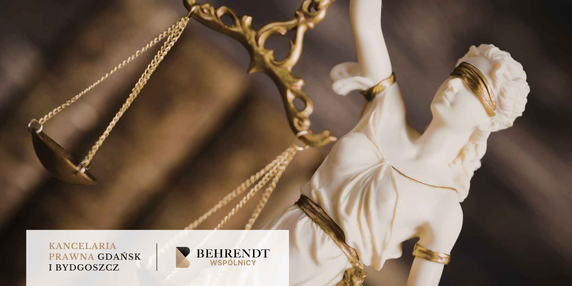 <br />
Marmurowy posąg Temidy z zasłoniętymi oczami i złotą wagą szalkową w tle symbolizuje sprawiedliwość i prawo