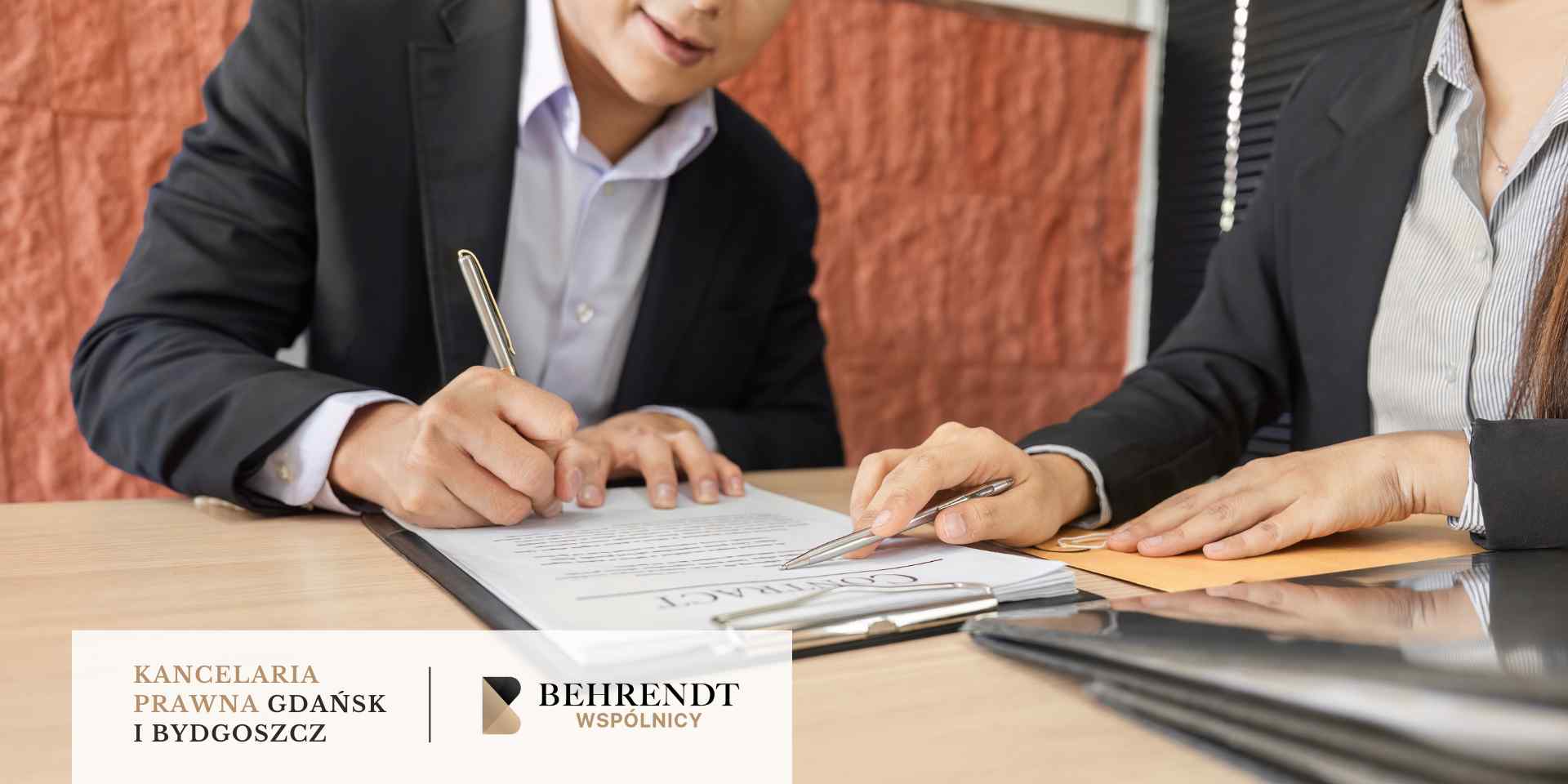 santander-pozwanie-banku-kredyt-chf Fragment ujęcia przedstawia dwie osoby w garniturach, z których jedna podpisuje dokument leżący na clipboardzie