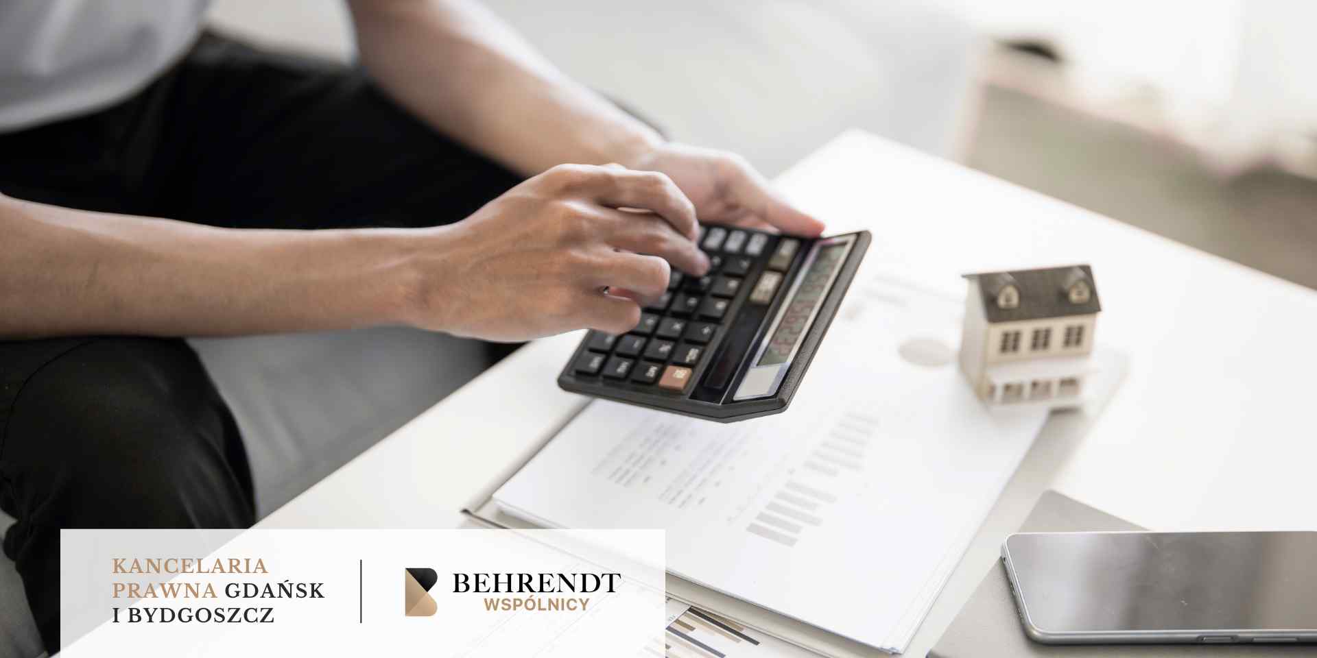 splacony-kredyt-chf-odzyskac-pieniadze 
Ręce osoby obsługują kalkulator, leżący na dokumentach, obok stoi miniaturowy domek i smartfon