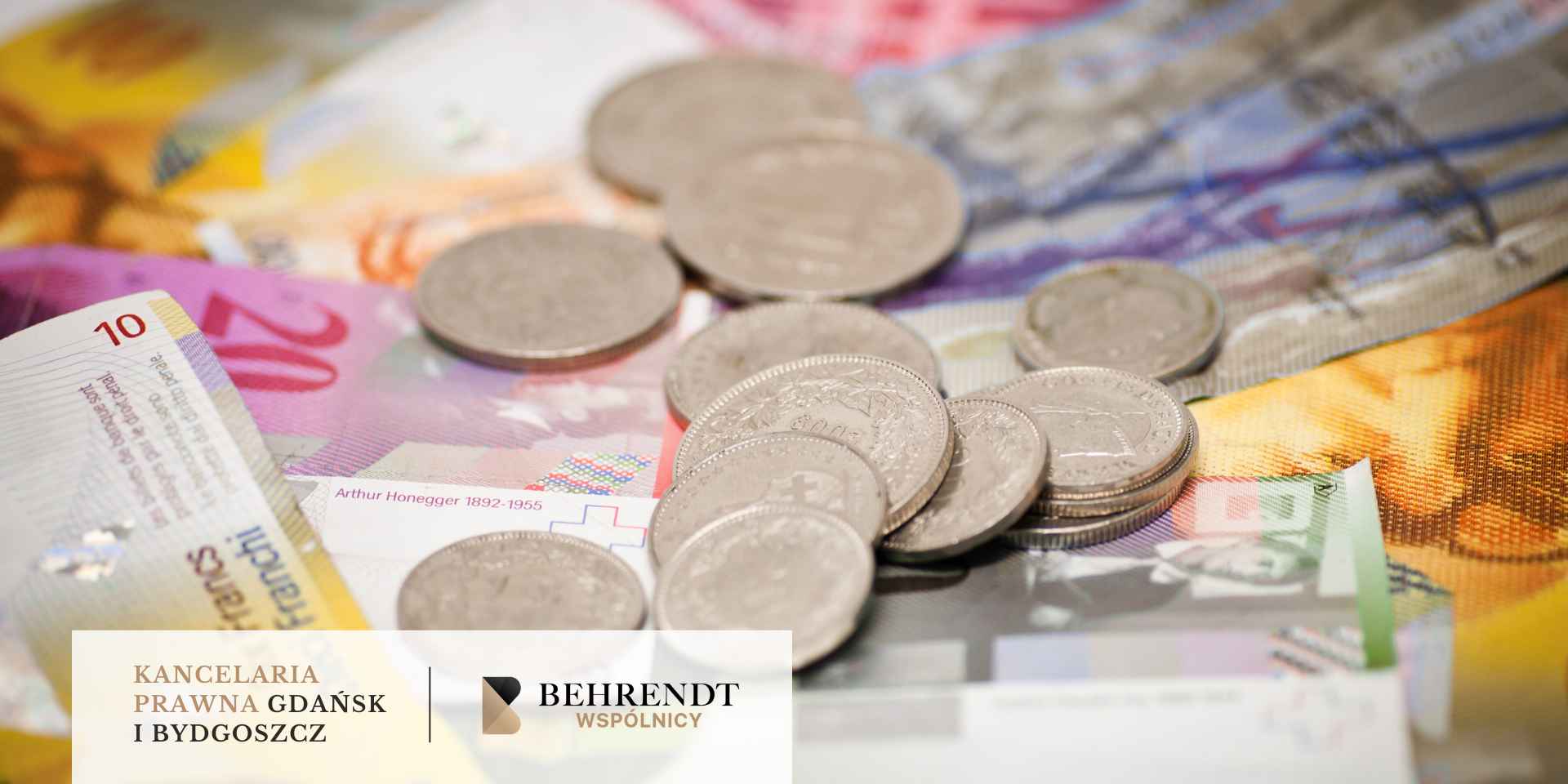 
Na kolorowych banknotach franków szwajcarskich rozsypane są srebrne monety CHF