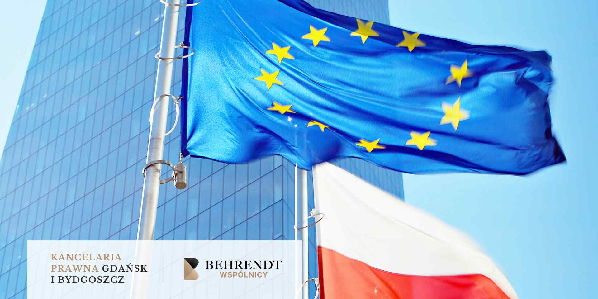 Flagi Unii Europejskiej oraz Polski powiewające na tle nowoczesnego wieżowca