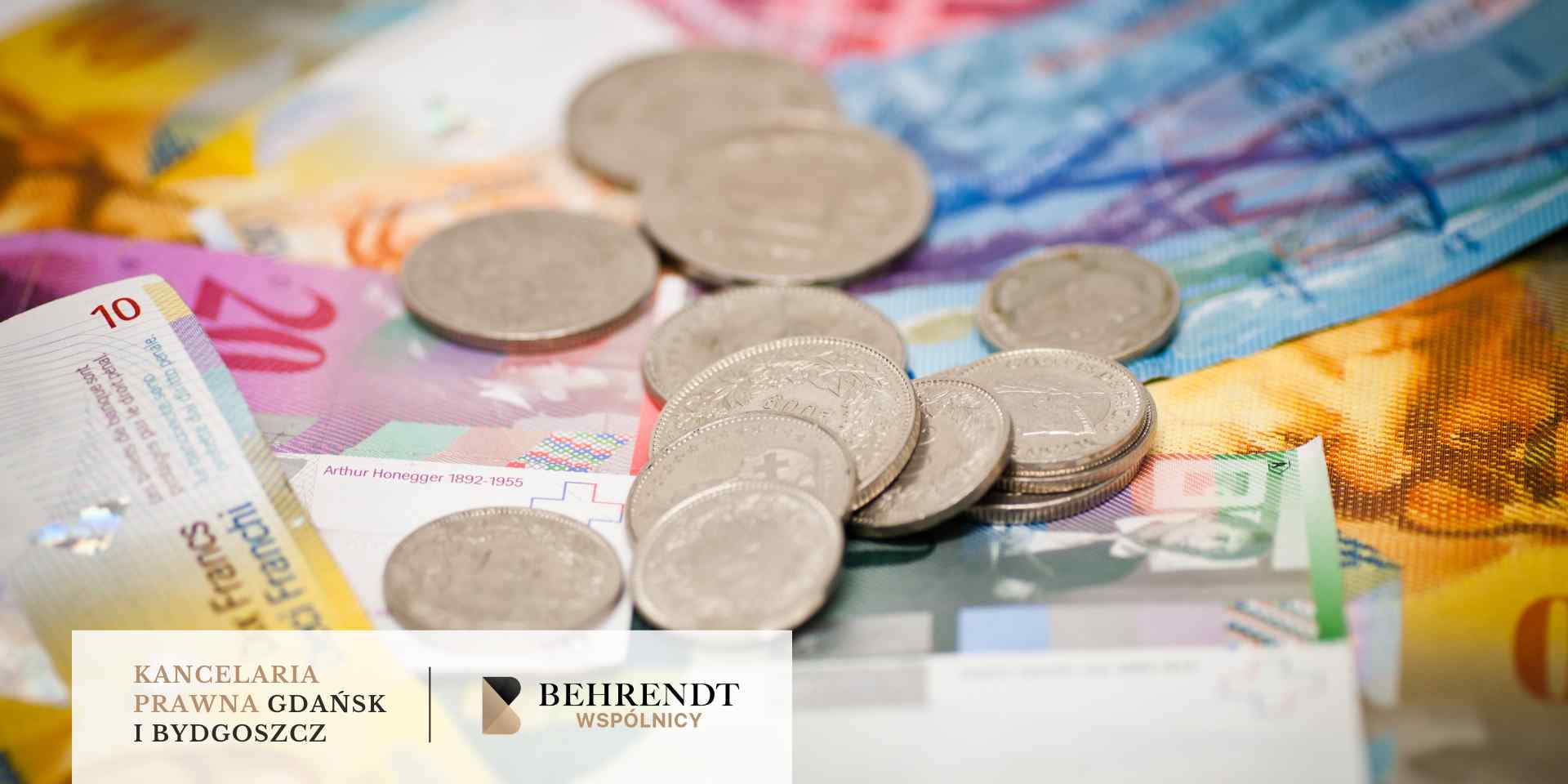 Zbliżenie na monety rozsypane na kolorowych banknotach franka szwajcarskiego
