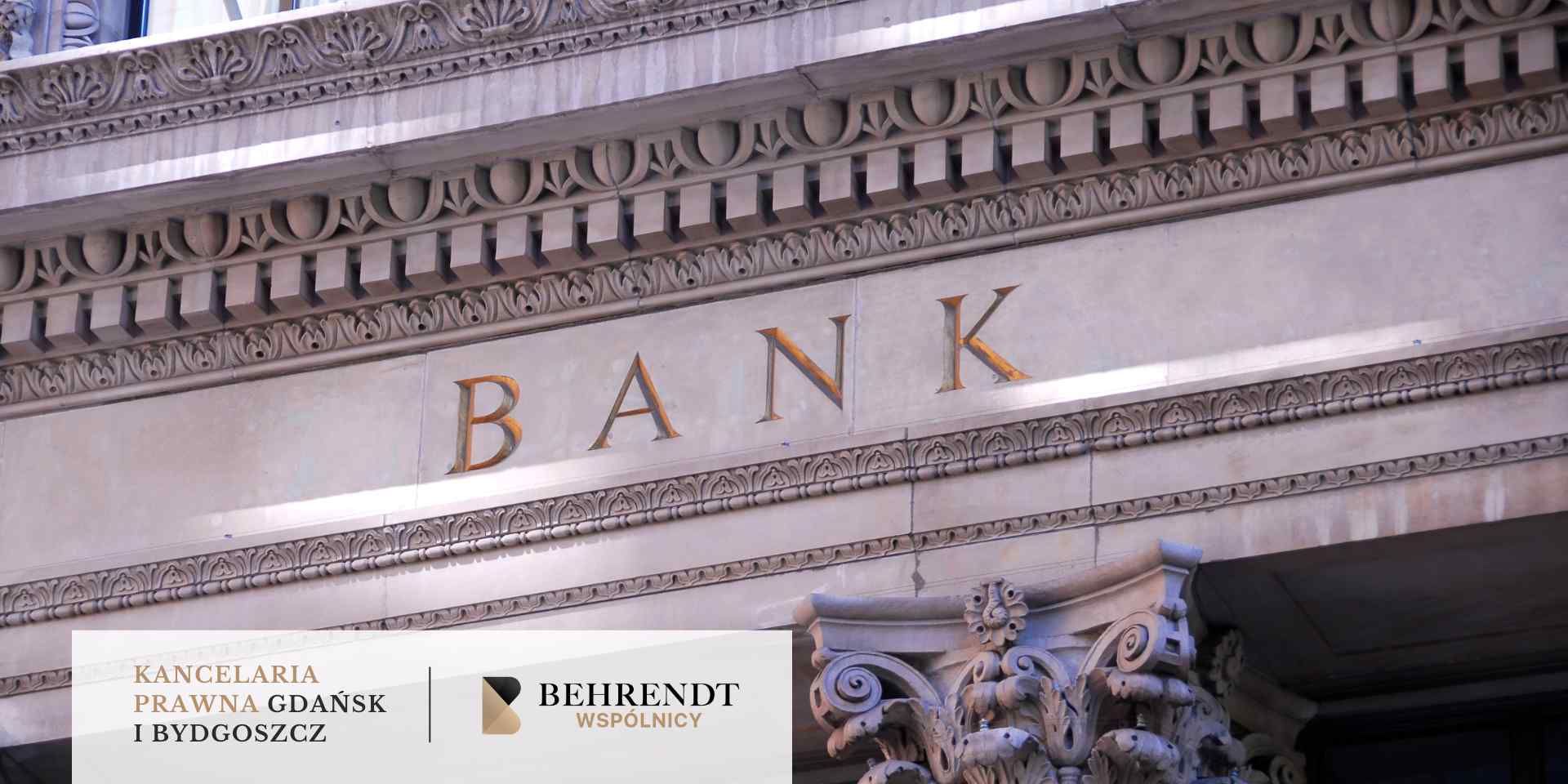 Detale klasycznej fasady budynku z rzeźbionym napisem "BANK"