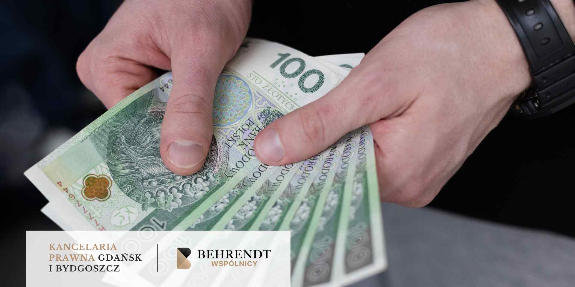 Zbliżenie na dłonie przeliczające plik banknotów o nominale 100 złotych.