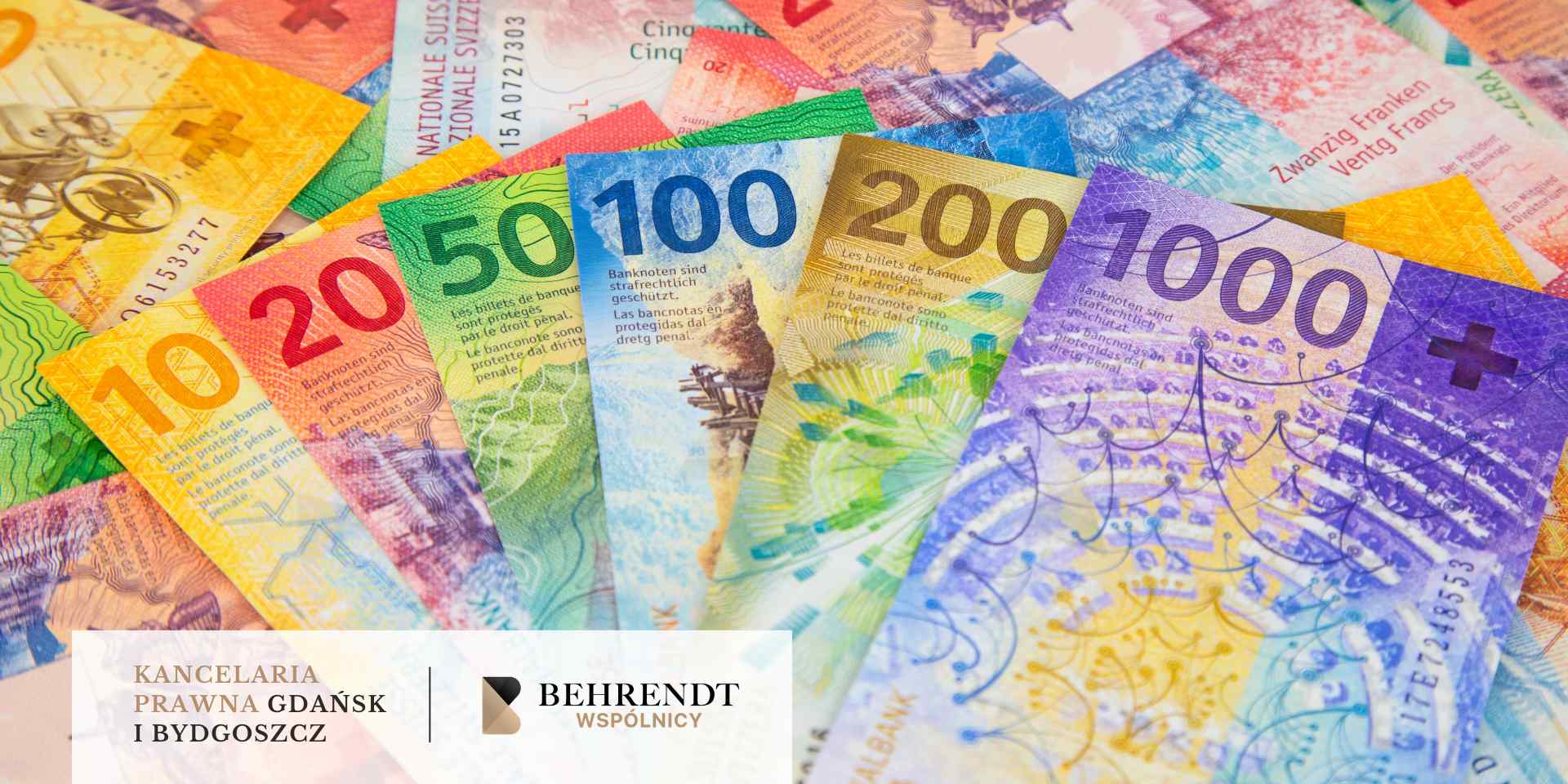 Kolorowy wachlarz banknotów franków szwajcarskich o różnych nominałach rozłożony na tle innych walut.