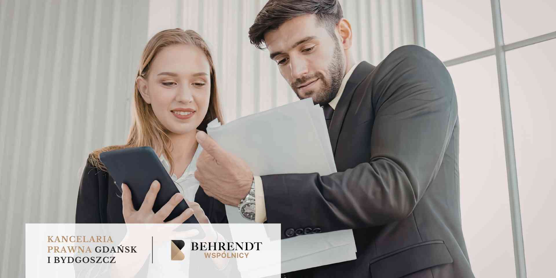 Prawnicy analizujący dokumentację kredytową klienta pod kątem klauzul abuzywnych w umowie CHF.