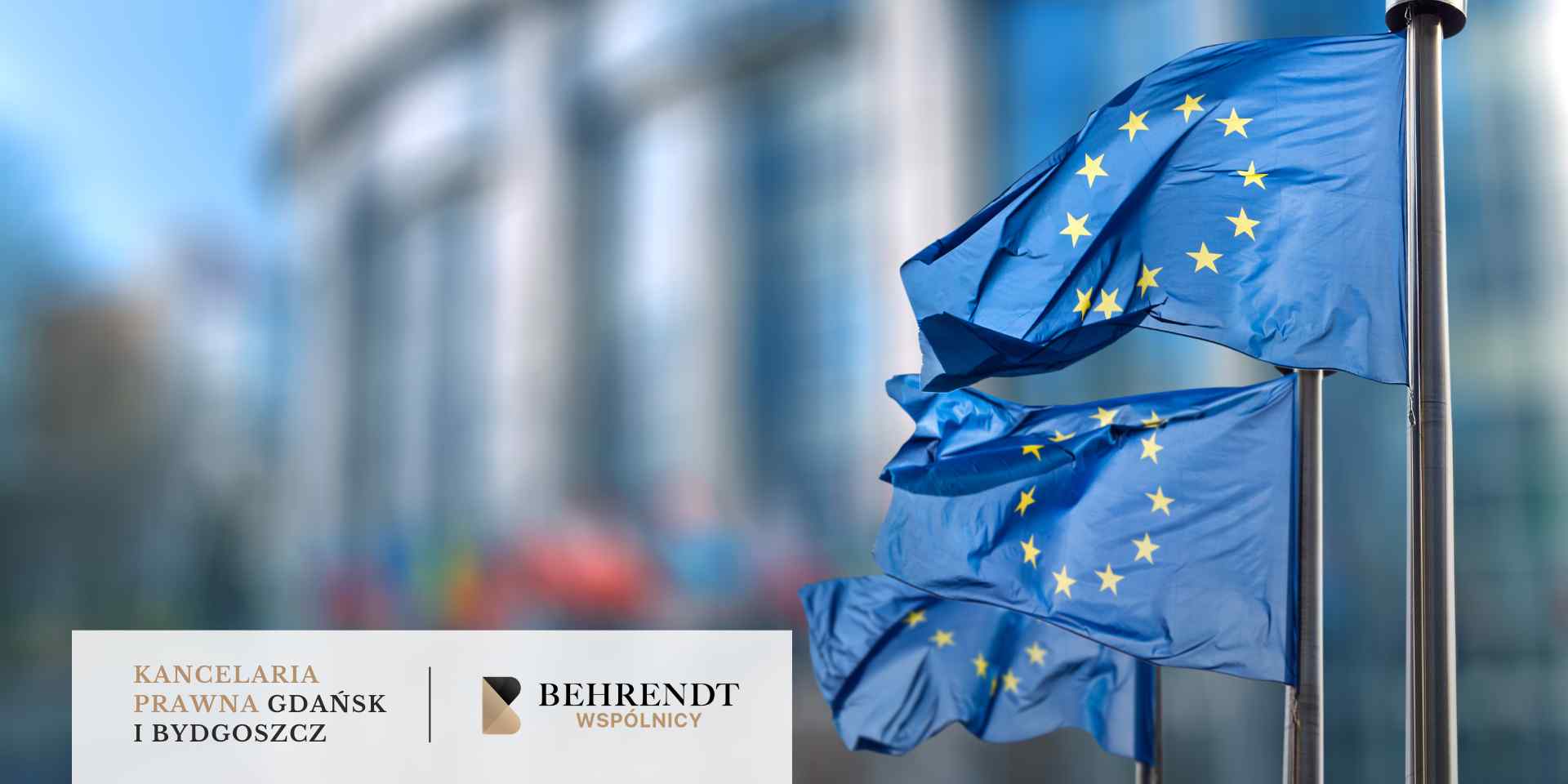 Flagi Unii Europejskiej powiewające na tle nowoczesnego budynku, symbolizujące wpływ orzecznictwa europejskiego na polskie prawo. W dolnej części grafiki znajduje się pasek z logotypem Kancelarii Behrendt Wspólnicy (Gdańsk i Bydgoszcz).