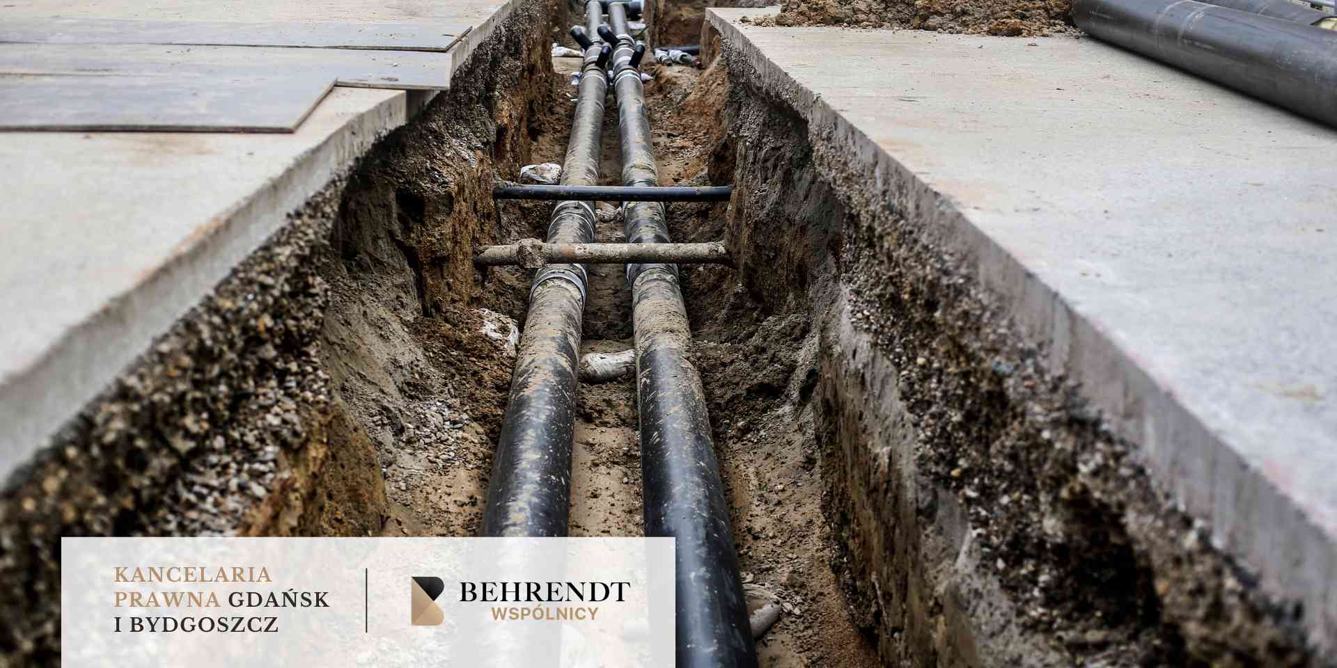 Prace przy budowie gazociągu w głębokim wykopie – przykład infrastruktury przesyłowej ograniczającej prawo własności działki.