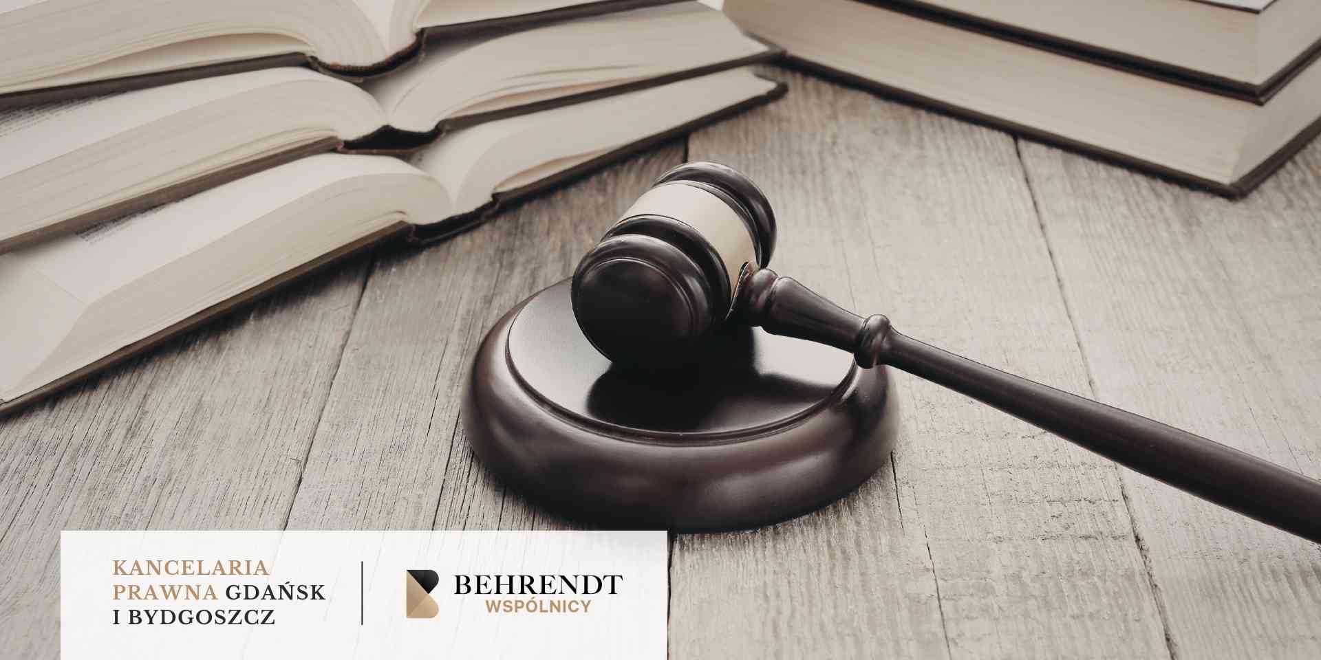 Drewniany młotek sędziowski na tle otwartych ksiąg – ilustracja przebiegu postępowania sądowego frankowiczów.