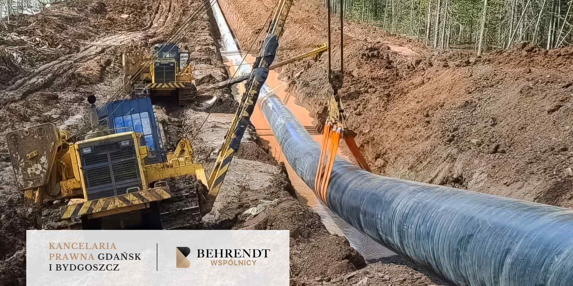 Dynamiczne ujęcie z placu budowy przedstawiające montaż rurociągu przesyłowego. Ciężka maszyna budowlana (układarka) opuszcza za pomocą pasów grubą rurę do głębokiego wykopu w ziemi.