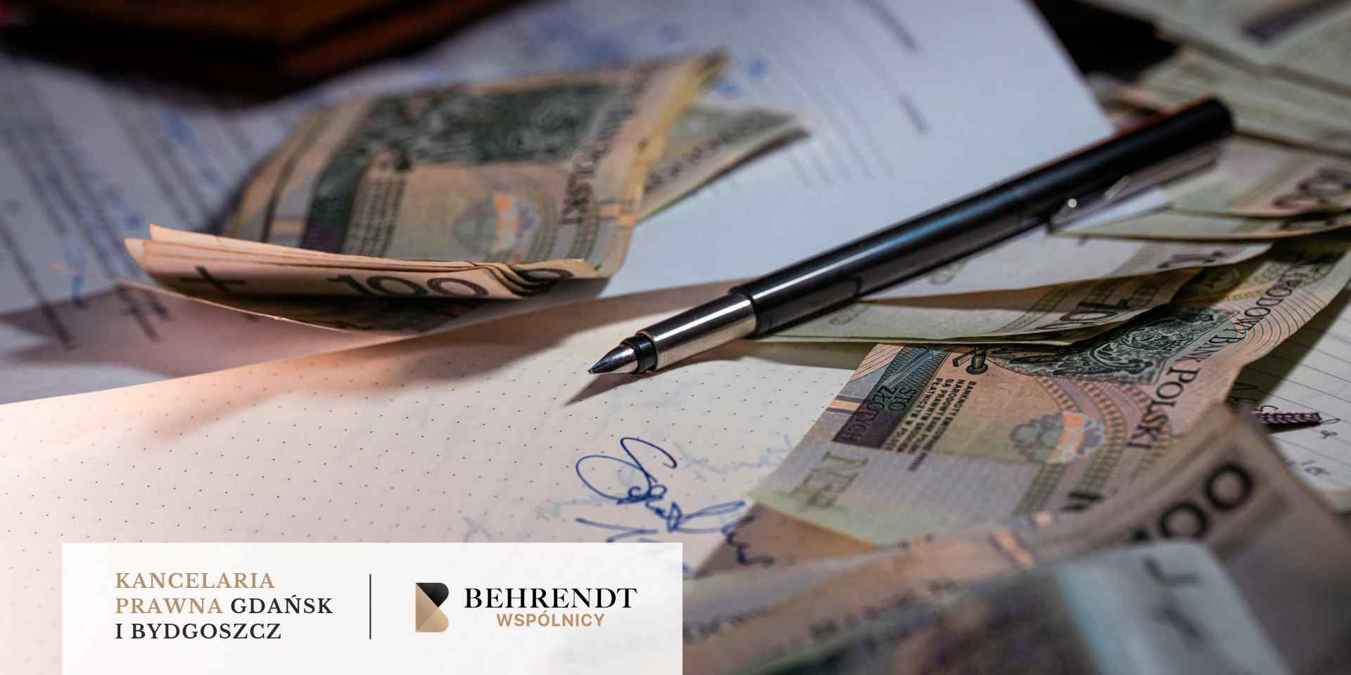 Zbliżenie na biurko, na którym leżą banknoty o nominale 100 zł, eleganckie pióro oraz notatnik z odręcznymi zapiskami, co symbolizuje finansowe korzyści z analizy prawnej. Na dole widnieje biały pasek z logotypem Kancelarii Behrendt Wspólnicy (Gdańsk i Bydgoszcz).