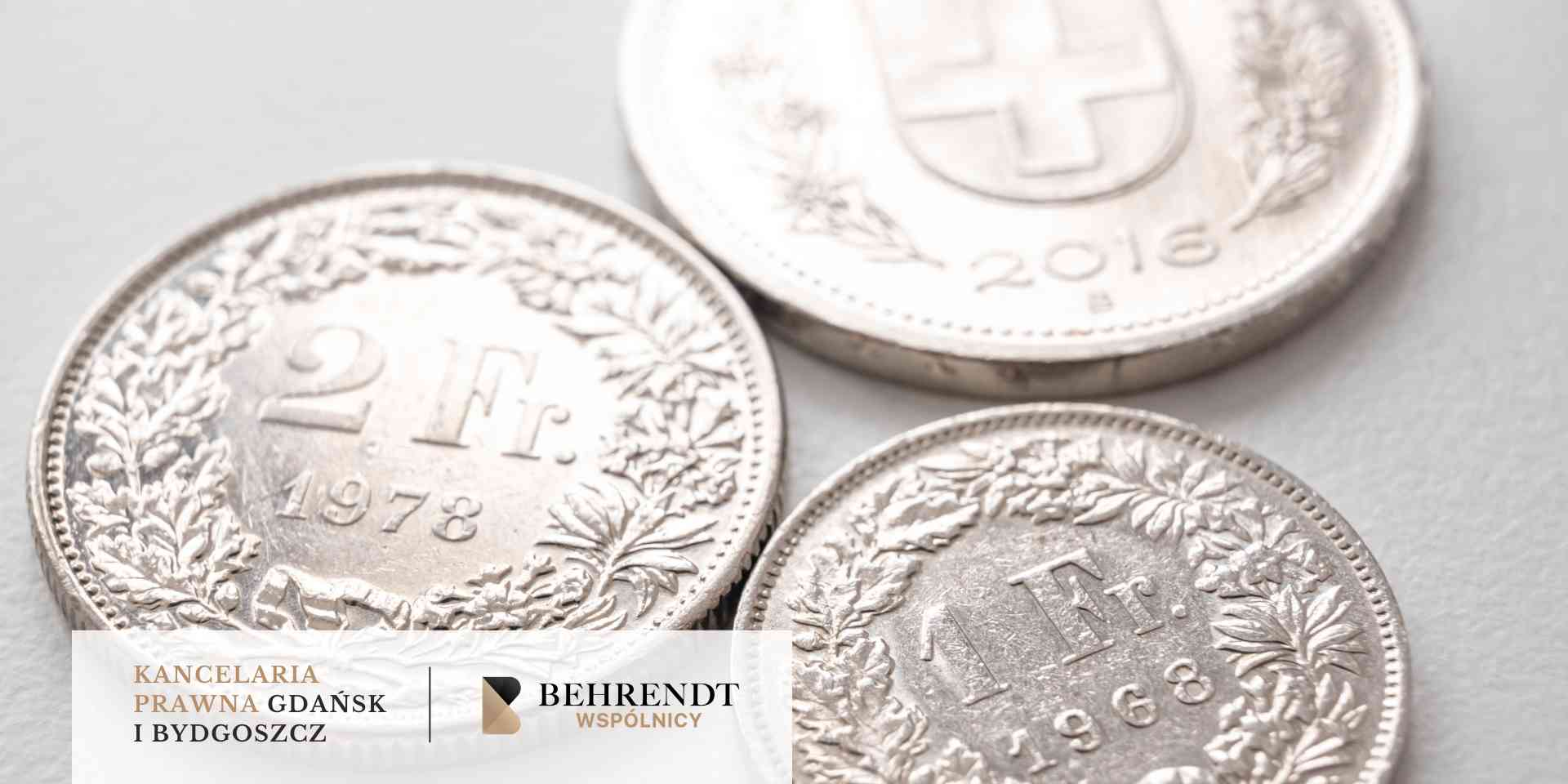 Srebrne monety franków szwajcarskich CHF z widocznymi datami emisji – ilustracja do problemu kredytów walutowych.