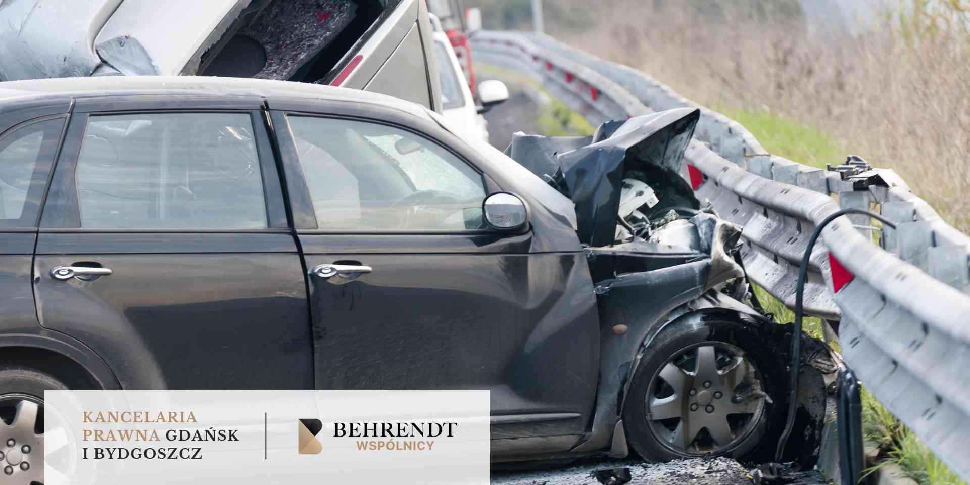 Szereg stalowych słupów energetycznych i liczne linie wysokiego napięcia ciągnące się nad horyzontem w stronę zachodzącego słońca; niebo w odcieniach złota i błękitu.