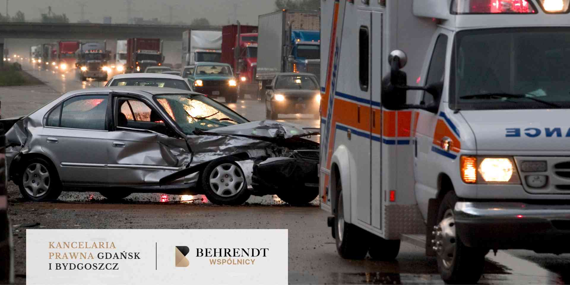 Słup wysokiego napięcia i rozciągnięte linie energetyczne na tle nieba podczas zachodu słońca; kolory przechodzą od pomarańczu po granat.