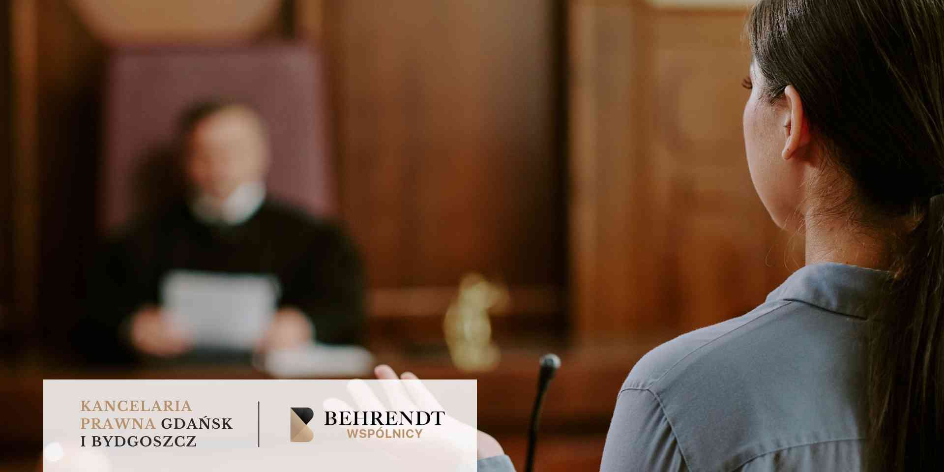 Kobieta przemawiająca do sędziego w sądzie jako oskarżyciel posiłkowy walczący o zadośćuczynienie.