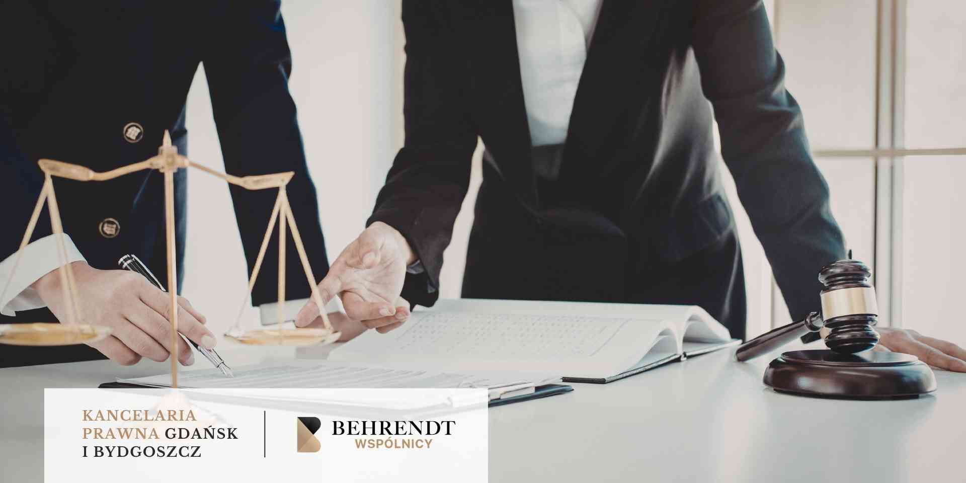 Prawnik podpisuje dokumenty przy wadze sprawiedliwości i młotku sędziowskim – pomoc w sprawach o służebność przesyłu.