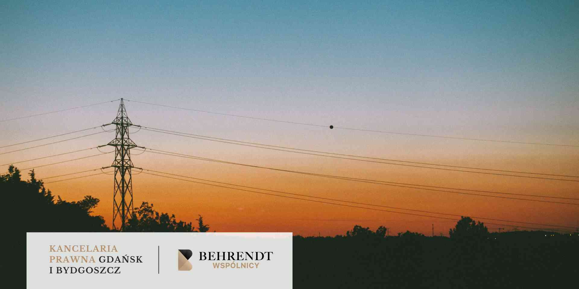 Słup wysokiego napięcia i rozciągnięte linie energetyczne na tle nieba podczas zachodu słońca; kolory przechodzą od pomarańczu po granat.