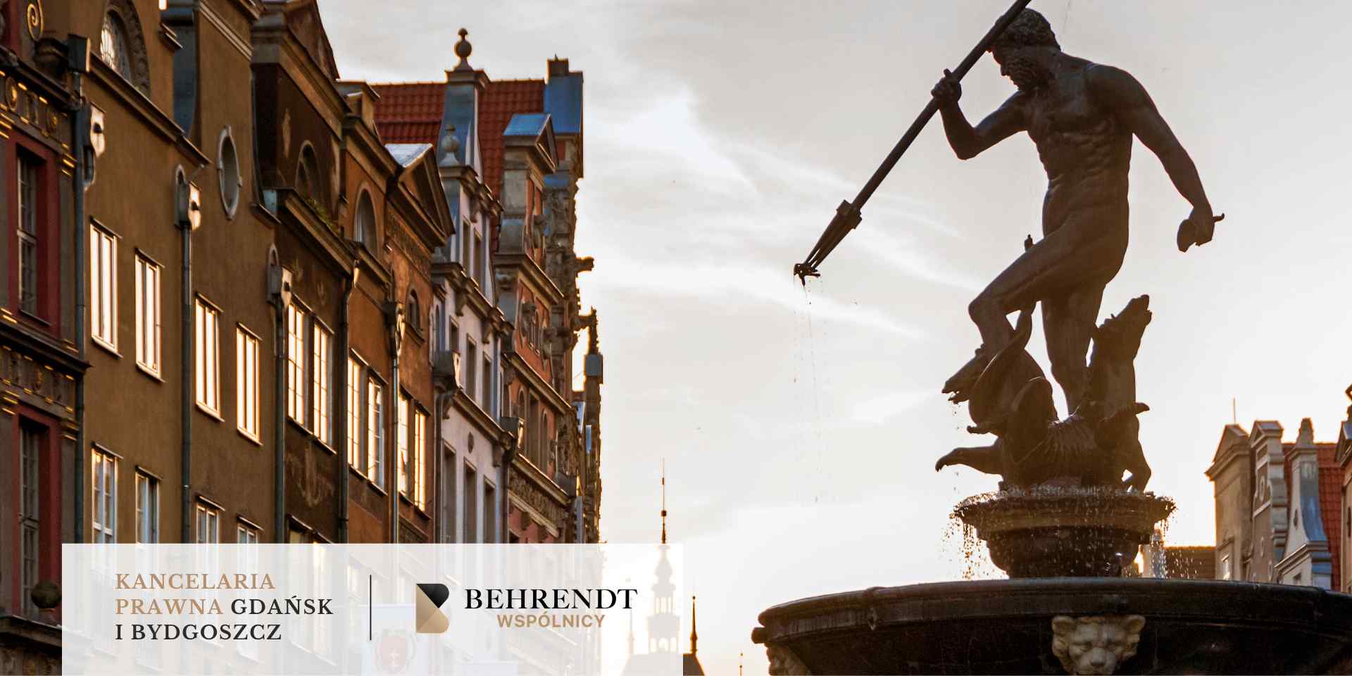 Fontanna Neptuna w Gdańsku na tle zabytkowych kamienic Długiego Targu podczas zachodu słońca; sylwetka króla mórz z trójzębem jest wyraźnie zarysowana na tle jasnego nieba.