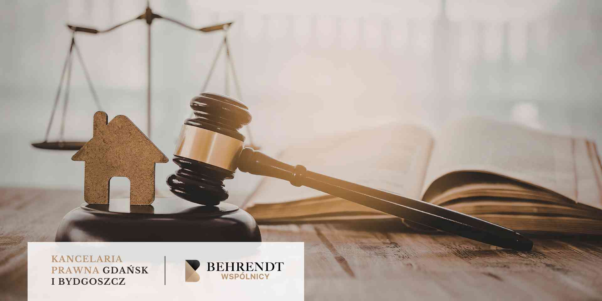 Zbliżenie na dłoń mężczyzny podpisującego eleganckim piórem dokumenty na drewnianym blacie w nastrojowo oświetlonym biurze.