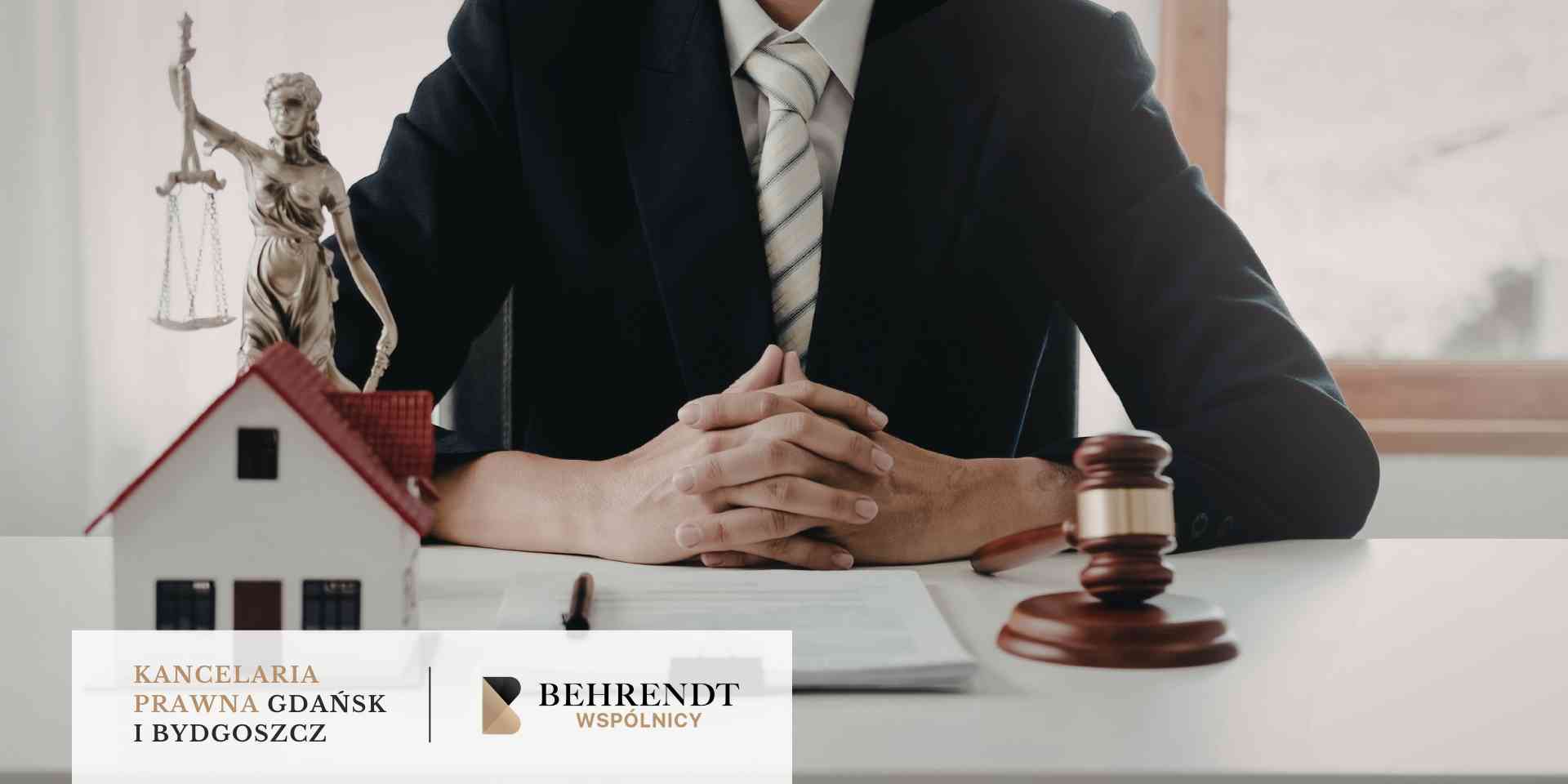 Zbliżenie na dłonie mężczyzny zdejmującego obrączkę z palca, z rozmytą postacią smutnej kobiety siedzącej w tle.