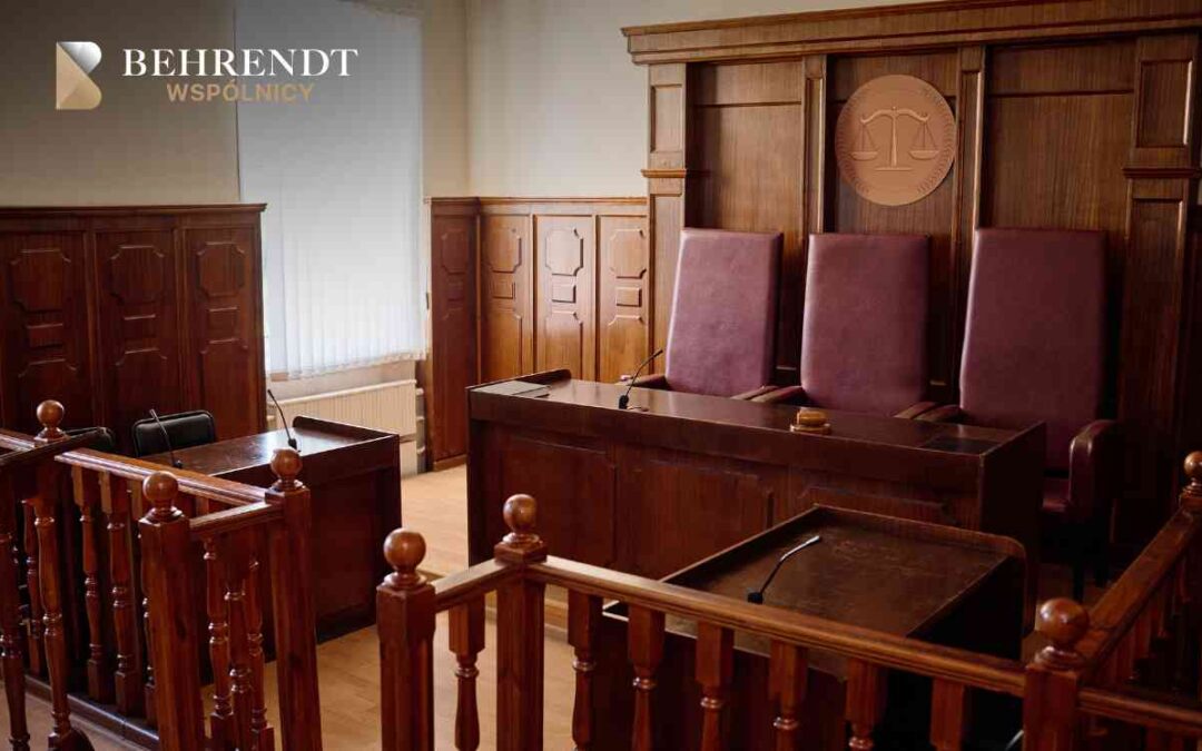 Widok na stół sędziowski z godłem – przestrzeń, w której prowadzone są procesy karne.