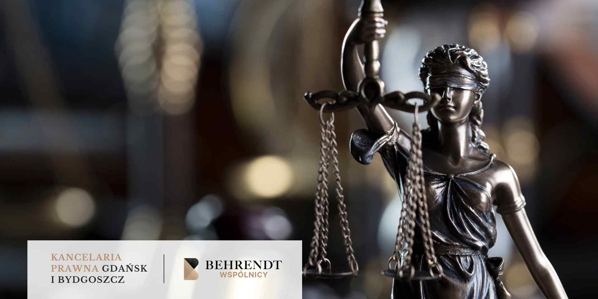 Posąg Temidy trzymającej wagę, przedstawiony na rozmytym tle w ciemnych tonacjach.