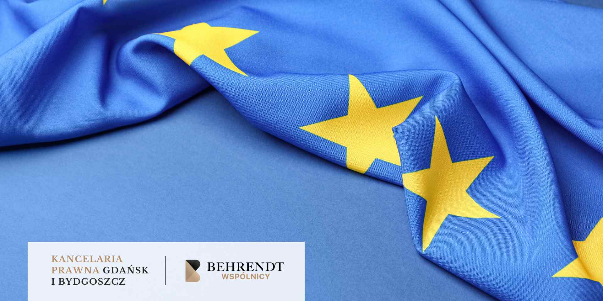 Zbliżenie na pofałdowaną tkaninę flagi Unii Europejskiej z wyraźnymi żółtymi gwiazdami na niebieskim tle.