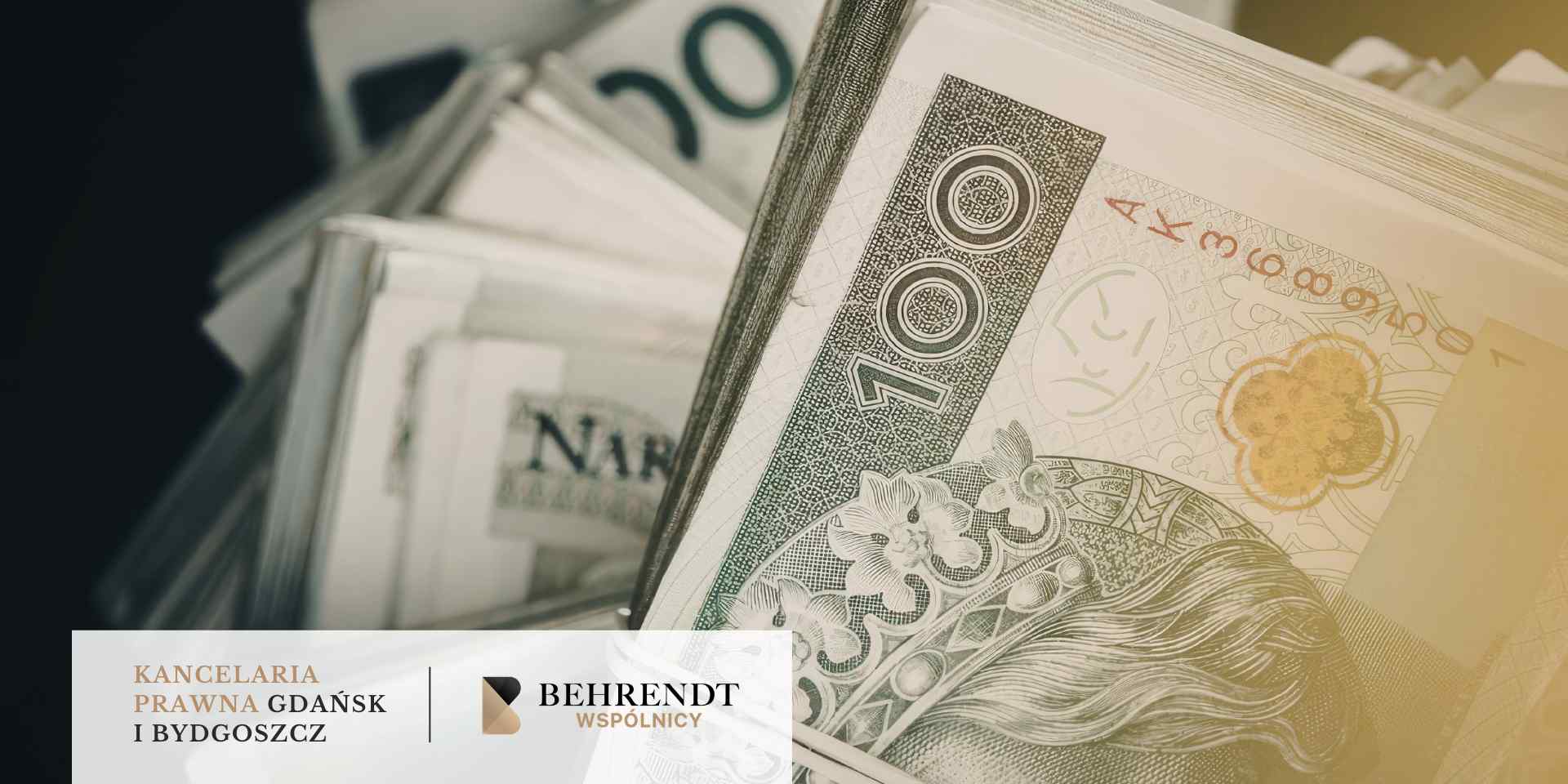 Zbliżenie na gruby plik banknotów o nominale 100 zł ułożonych w portfelu lub przegrodzie, symbolizujących odzyskane koszty kredytu. Na dole grafiki znajduje się biały pasek z logotypem Kancelarii Behrendt Wspólnicy (Gdańsk i Bydgoszcz).