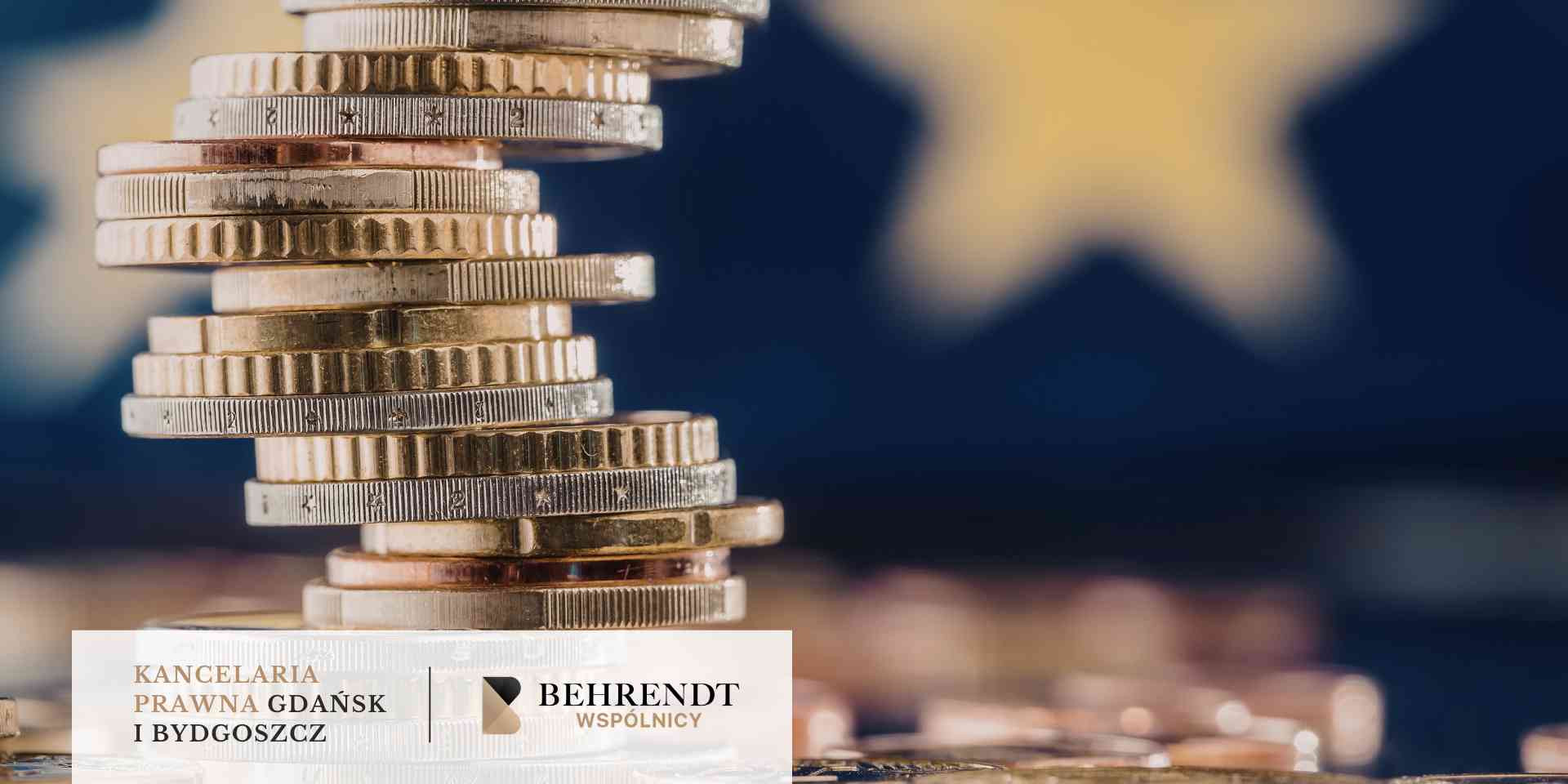 Posąg Temidy trzymającej wagę, przedstawiony na rozmytym tle w ciemnych tonacjach.